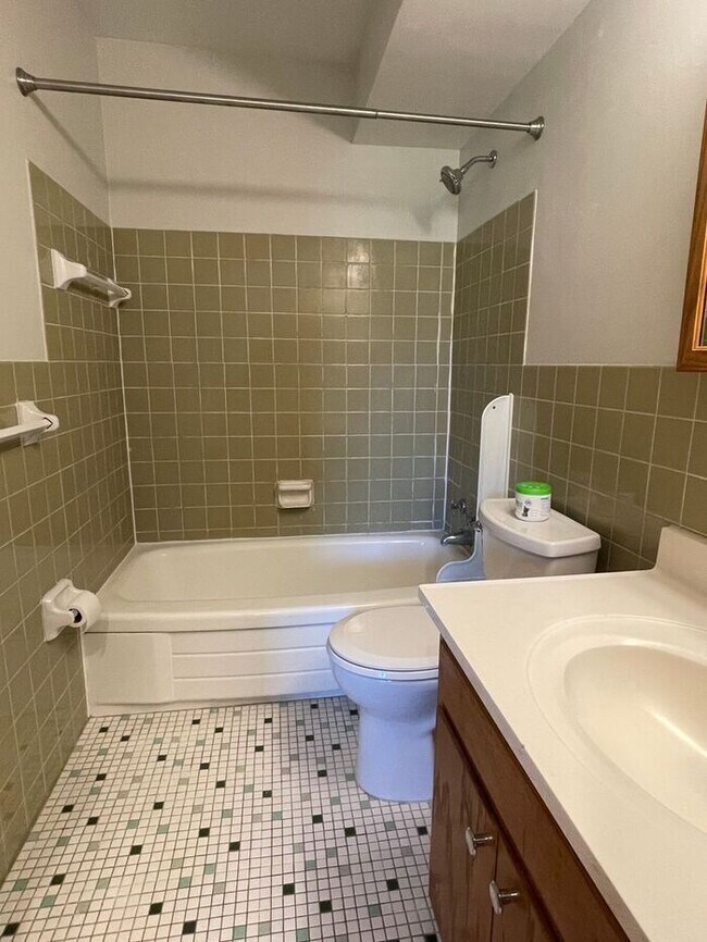Building Photo - Main Floor, Excellent Condition, Video Wal...