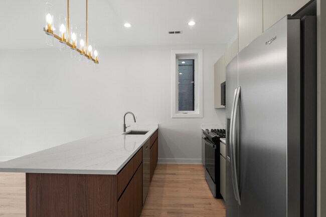 Building Photo - 428 E 50th Pl