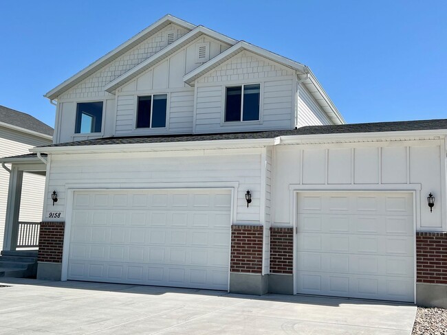 Building Photo - Don't Miss This Former Model Home Rental