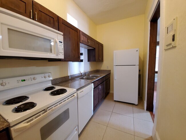 Building Photo - 1 br Downtown Charmer