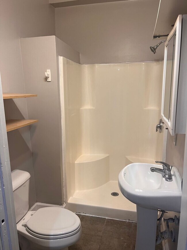 Building Photo - MOVE IN SPECIAL $250.00 OFF 1st Month's Rent- 2 bedroom, 1.5 bath apartment with W/D unit and sha...