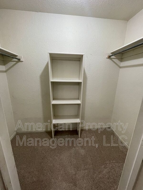 Building Photo - 4407 S Gum Ave