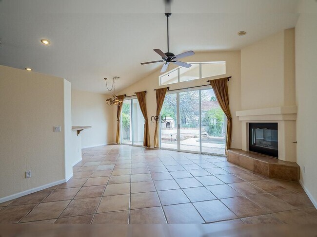 Building Photo - 4605 N Clear Creek Dr