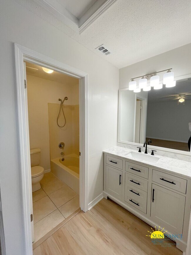 Building Photo - Newly Renovated 2BR Townhouse in Fort Walt...