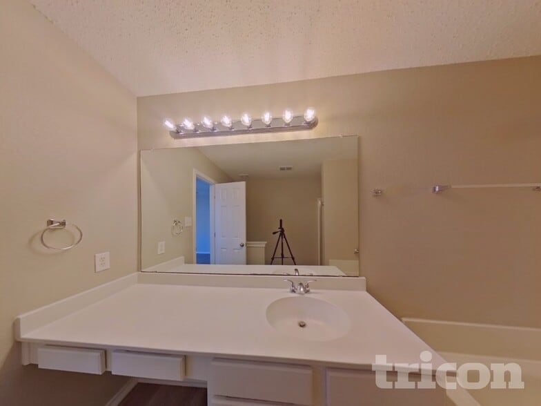 Building Photo - 10100 Chapel Oak Trail