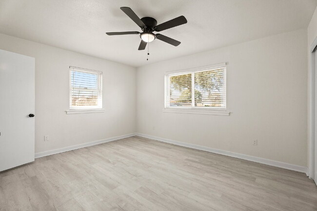 Building Photo - Newly Renovated 4/5 Bed 2 Bath in South Houston!