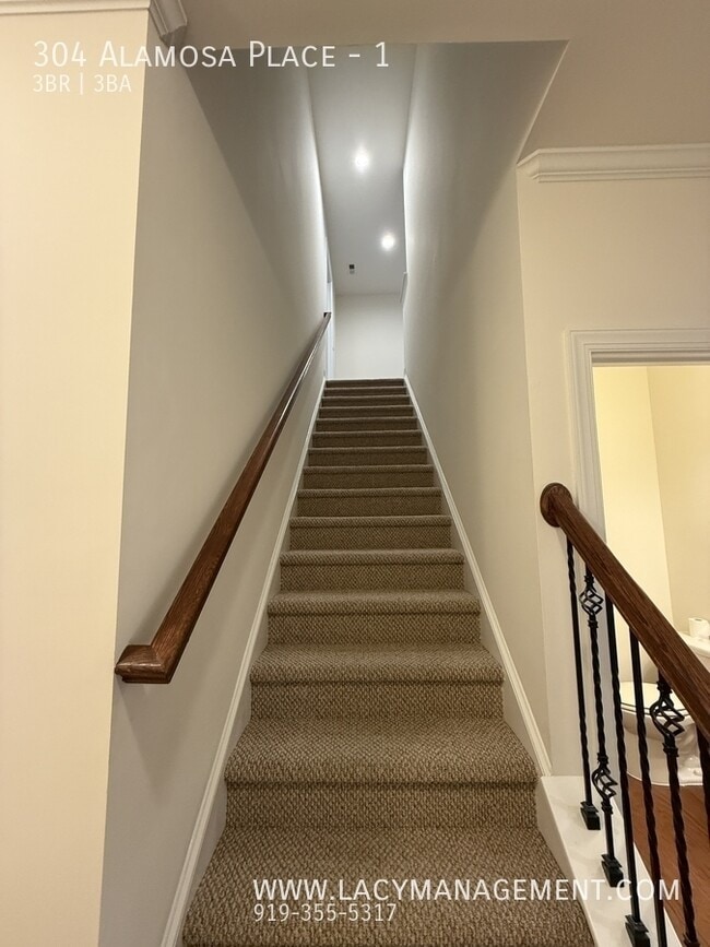 Building Photo - 304 Alamosa Pl