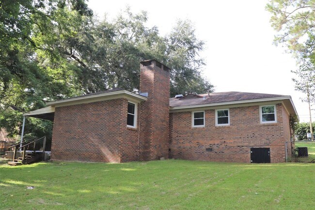 Building Photo - Handsome  3-bedroom ranch home!