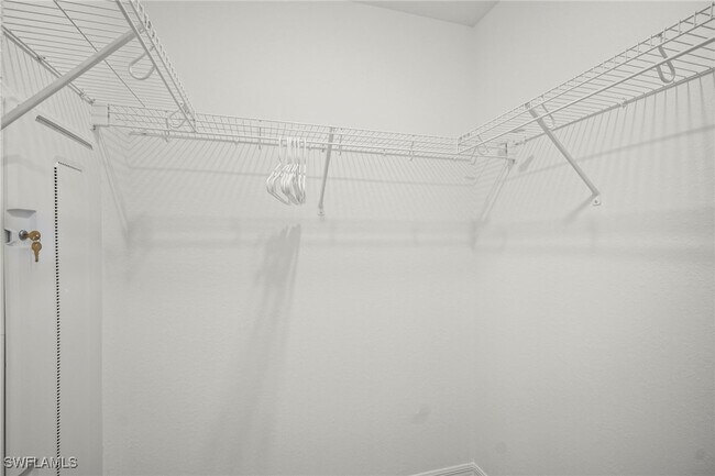 Building Photo - 15285 Grn Acrs Ave