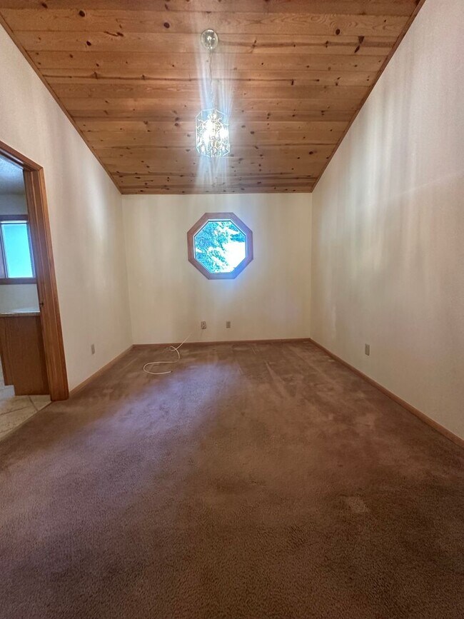 Building Photo - Three Bed, Two Bath Home In Prosser With Two Car Garage