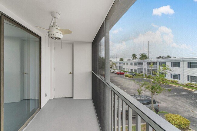 Building Photo - 120 Cypress Club Dr