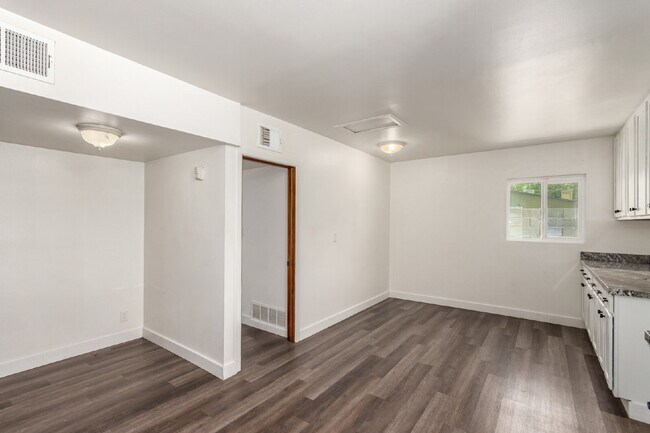 Building Photo - Beautifully updated 4 bed 2 bath Single Fa...
