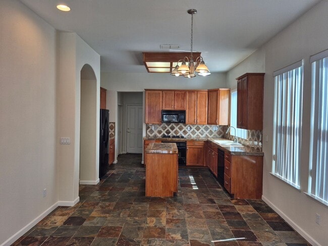 Building Photo - Beautiful 4 bedroom 3.5 bath in Natomas Park