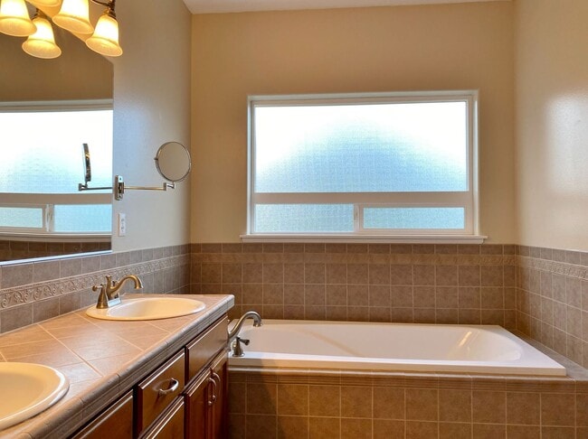 Building Photo - Lovely Modern Westside Home