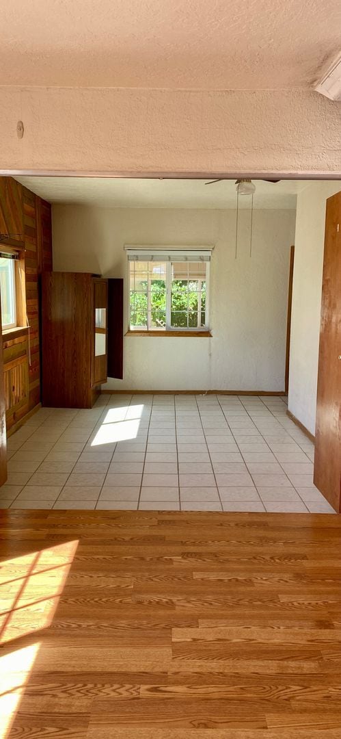 Building Photo - 2 Bedroom With Lots of Space
