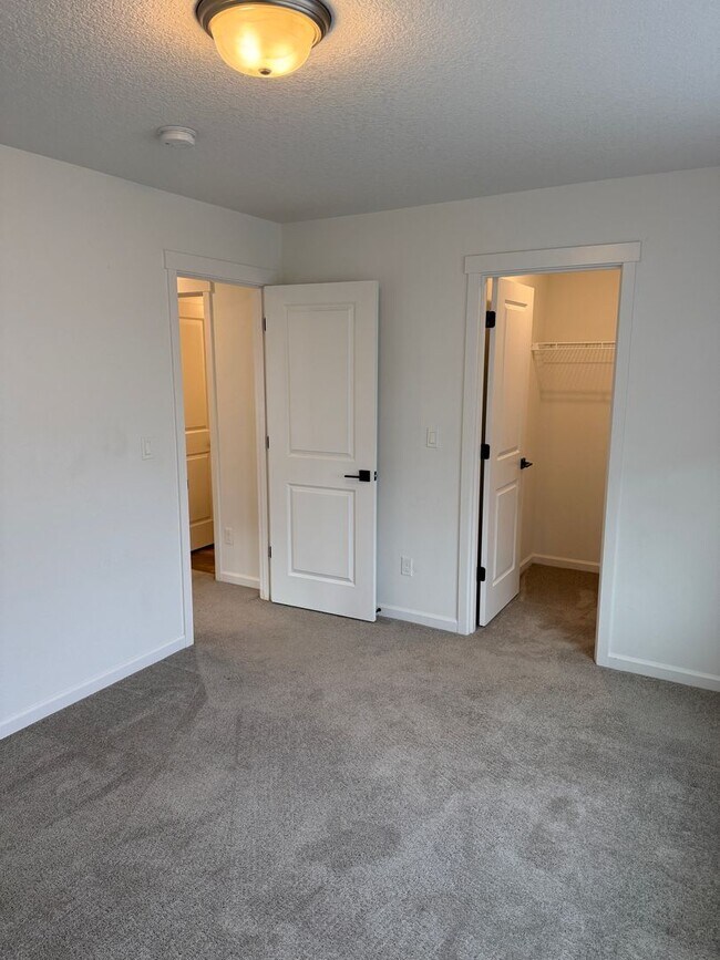 Building Photo - Hillsboro Townhouse/Condo