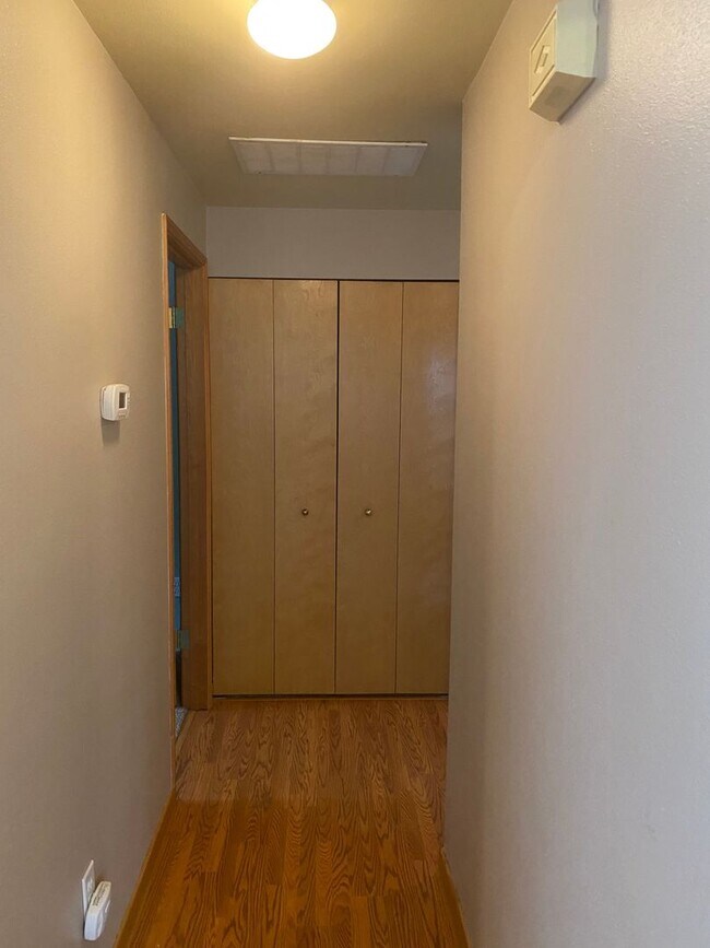 Building Photo - Charming 3 bed + bonus, 2 bath rambler - M...