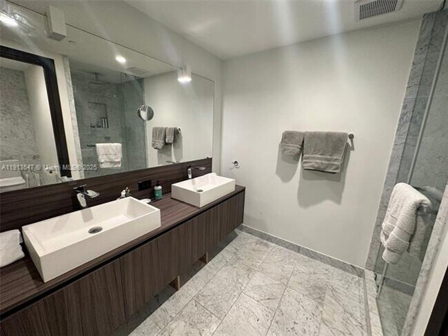 Building Photo - 1000 Brickell Plaza