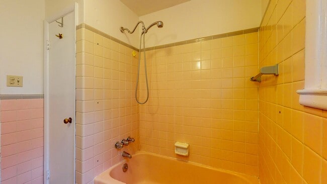 Building Photo - 3 Bedroom Split Level in Woodbridge