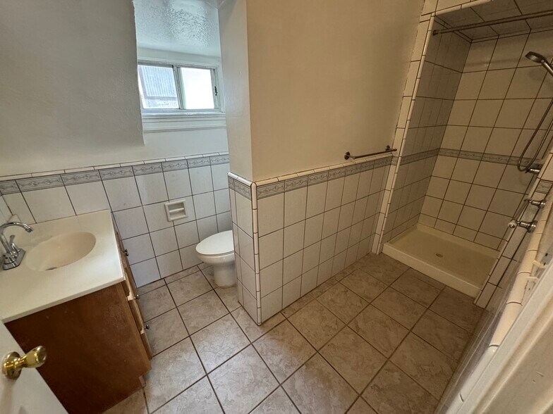 Building Photo - 1124 W 37th Pl