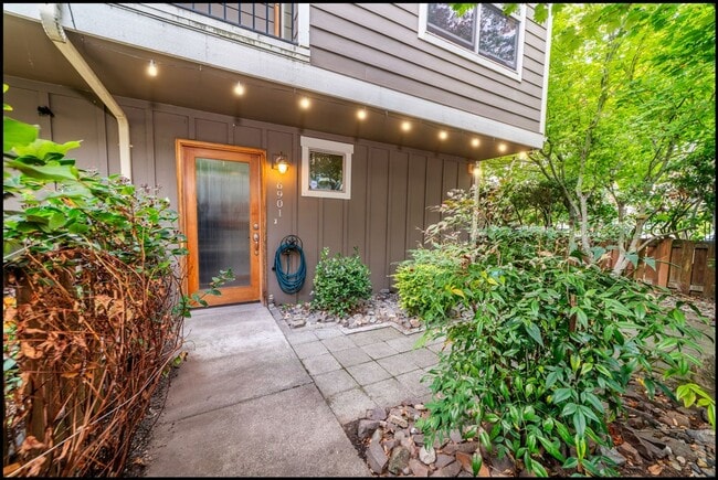 Building Photo - Beautiful 2BR/1.5BA Corner Townhome in the...