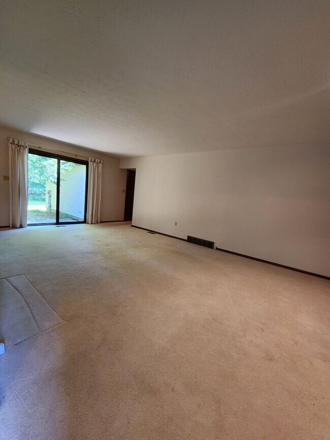 Building Photo - Spacious 3 Bedroom 3 Bathroom Home For Ren...