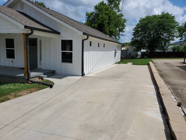 Building Photo - 606 Van Dyke St