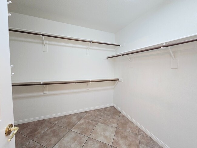 Building Photo - STUNNING 4 BEDROOM WITH MASTER ON 1ST FLOOR IN SEVEN HILLS!!!