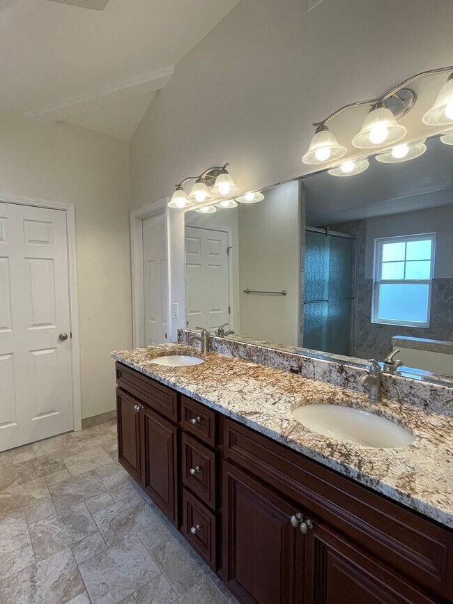 Building Photo - Move in Special!! Beautiful 4 bed/4.5 bath...