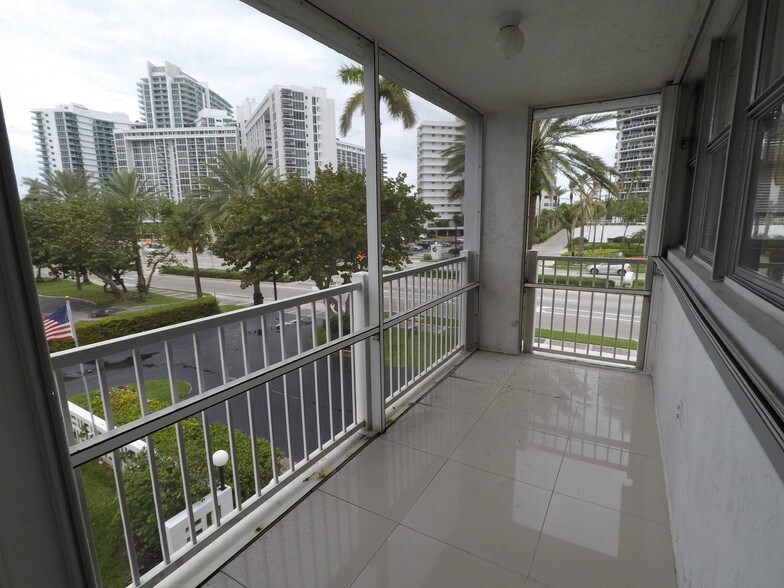 Open balcony - 10230 Collins Ave
