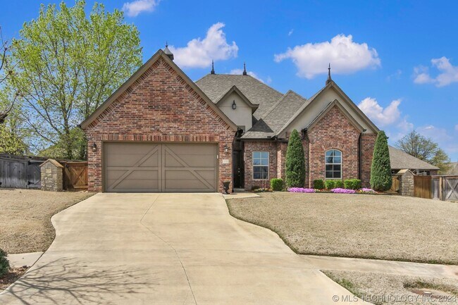 Building Photo - Beautiful 4 Bed 2 Bath Home with 2 car gar...