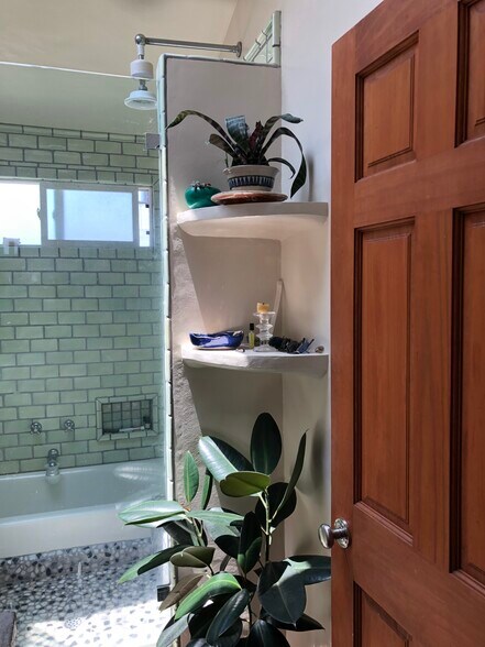 Building Photo - 643 Santa Clara Ave