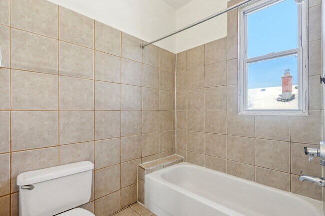 Building Photo - 2 bed 1 bath apartment newly remodeled, lo...