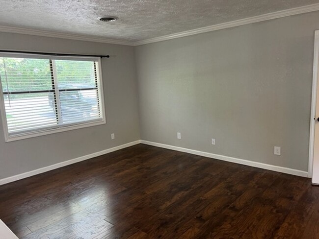 Building Photo - Maryville 37801 - 3 bedroom 2 bath (Upstairs Only) home - Contact Troy Adams (865) 233-6949