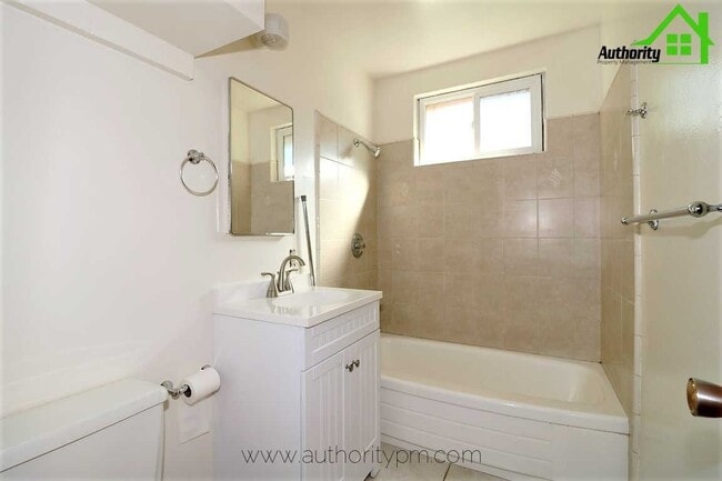 Building Photo - 5375 Rosswood St
