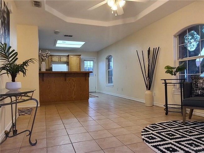 Building Photo - 2102 Bahamas Dr