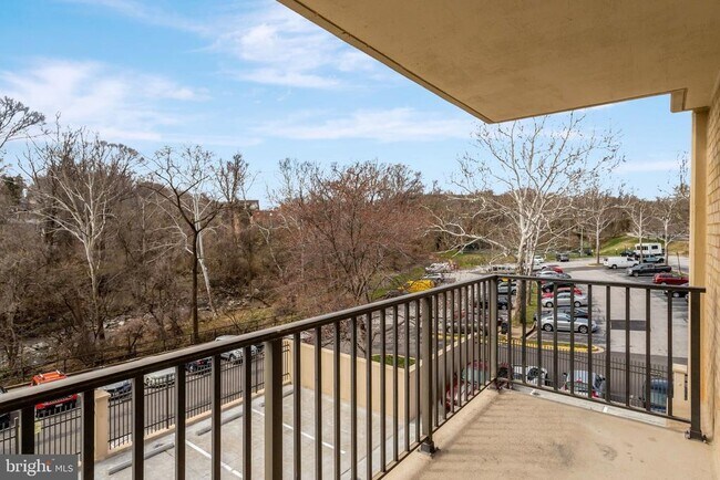 Building Photo - 4600 S Four Mile Run Dr