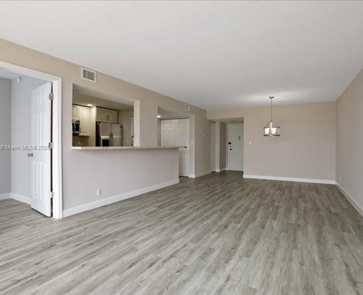 Building Photo - 800 Parkview Dr