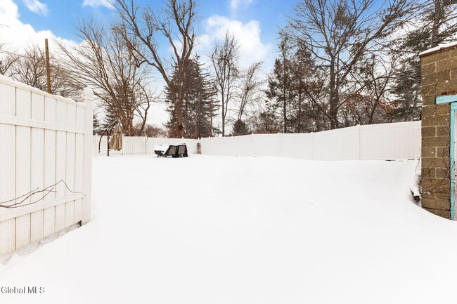 Building Photo - 106 N Pine Ave