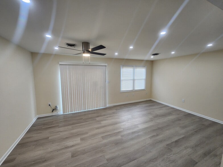 Living room - 1703 English Dr