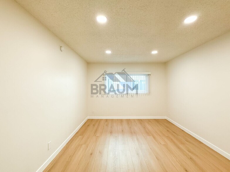 Building Photo - 13347 Victory Blvd