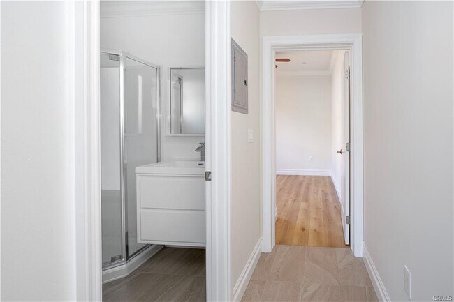 Building Photo - 7822 Hazeltine Ave