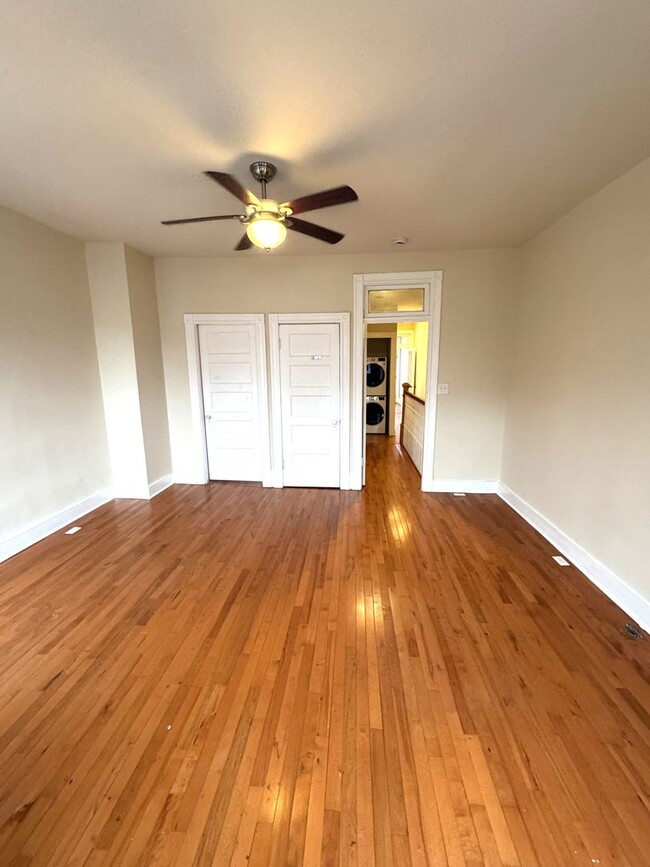 Building Photo - Centrally Located 2 BR Townhouse with Den/...