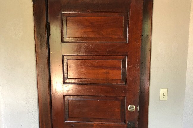 Building Photo - 1030 N 5th St