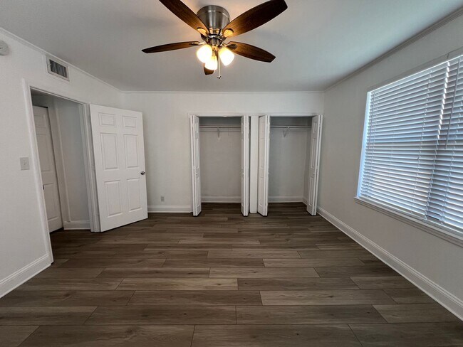 Building Photo - Beautiful renovated 1 bedroom Condo with River Views!