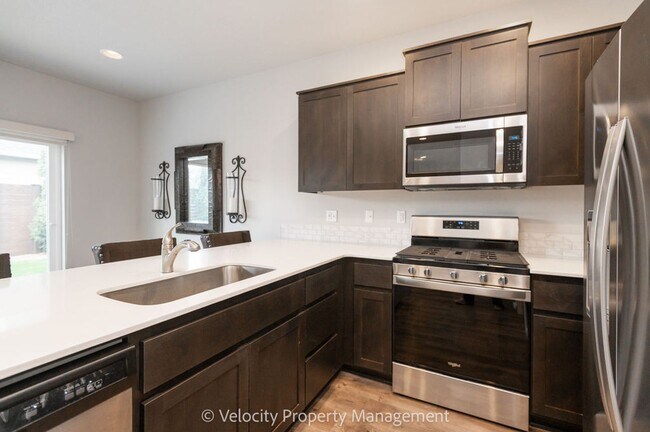 Building Photo - Beautiful 4 Bedroom Home in SE Bend with putting green!