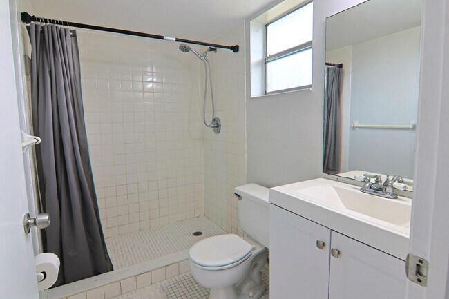 Building Photo - 719 Gardens Dr