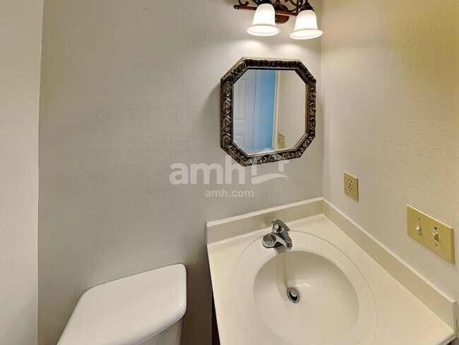 Building Photo - 2817 Lotus Park