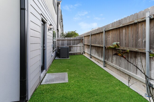 Building Photo - 333 N Centro Cir