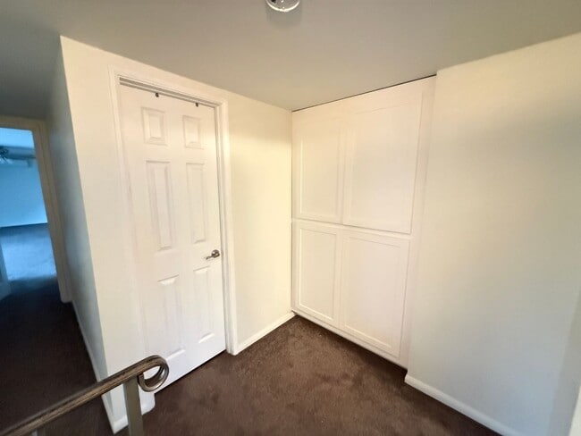 Building Photo - Beautiful 4-Bedroom Home in the Heart of Valencia!